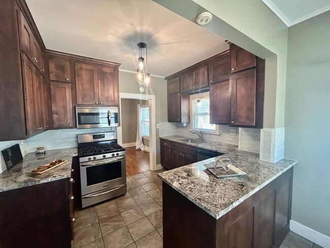 Building Photo - Absolutely stunning 1921 Craftsman style b...