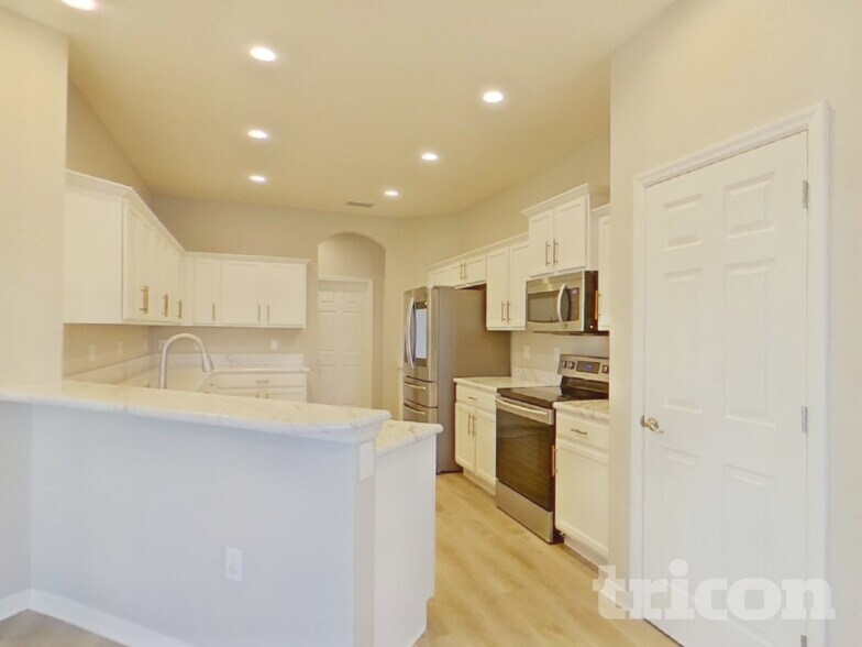 Building Photo - 6715 Castle Green Pl