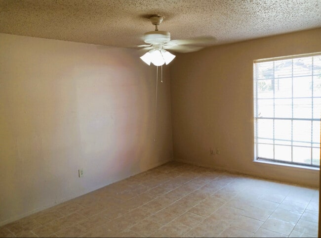 Building Photo - 1112 Autumn Oak Dr