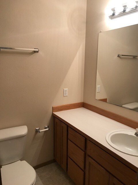 Building Photo - Wonderful 3 Bedroom Duplex!