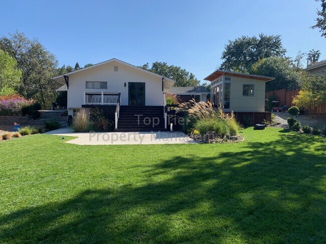 Building Photo - Beautiful, Private, Bright, Remodeled 3 Bd...