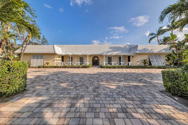 Building Photo - 900 NE 4th St