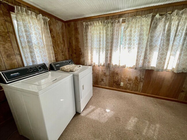 Building Photo - Charming 2-Bedroom Home with Hardwood Floors & Private Driveway!