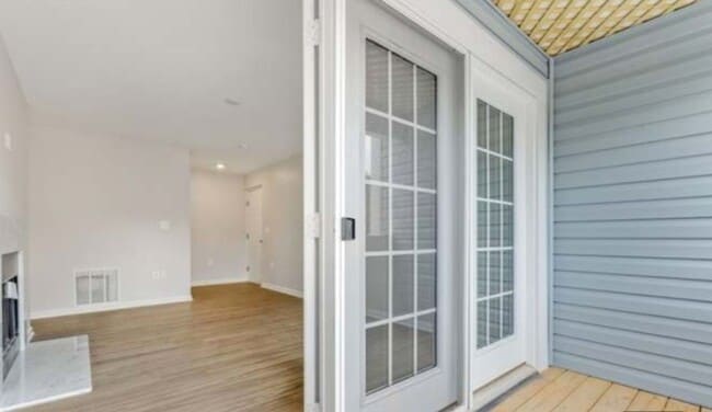 Building Photo - Commuter's dream, modern living