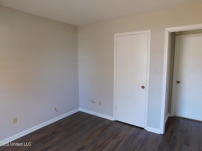 Building Photo - 1827 Custer Dr