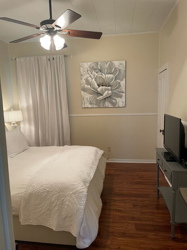 Building Photo - 203 N Kirkland Dr