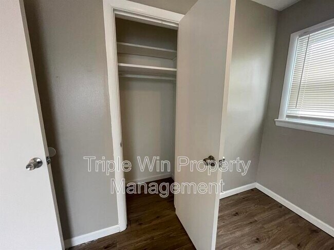 Building Photo - 5 Westdell Dr