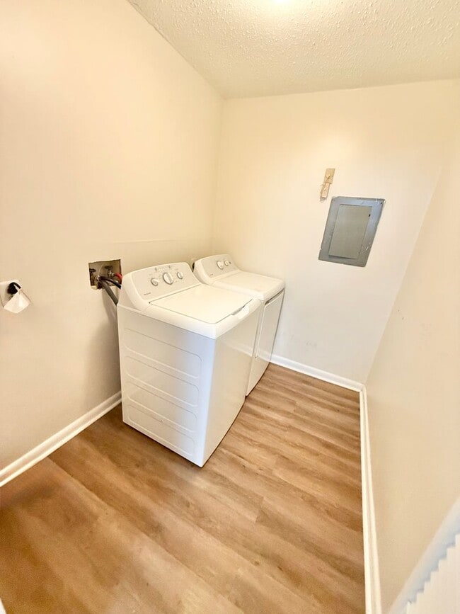 Building Photo - HURRY!!!***2 BED Condo/Downstairs unit/ W,S&T INCLUDED!!