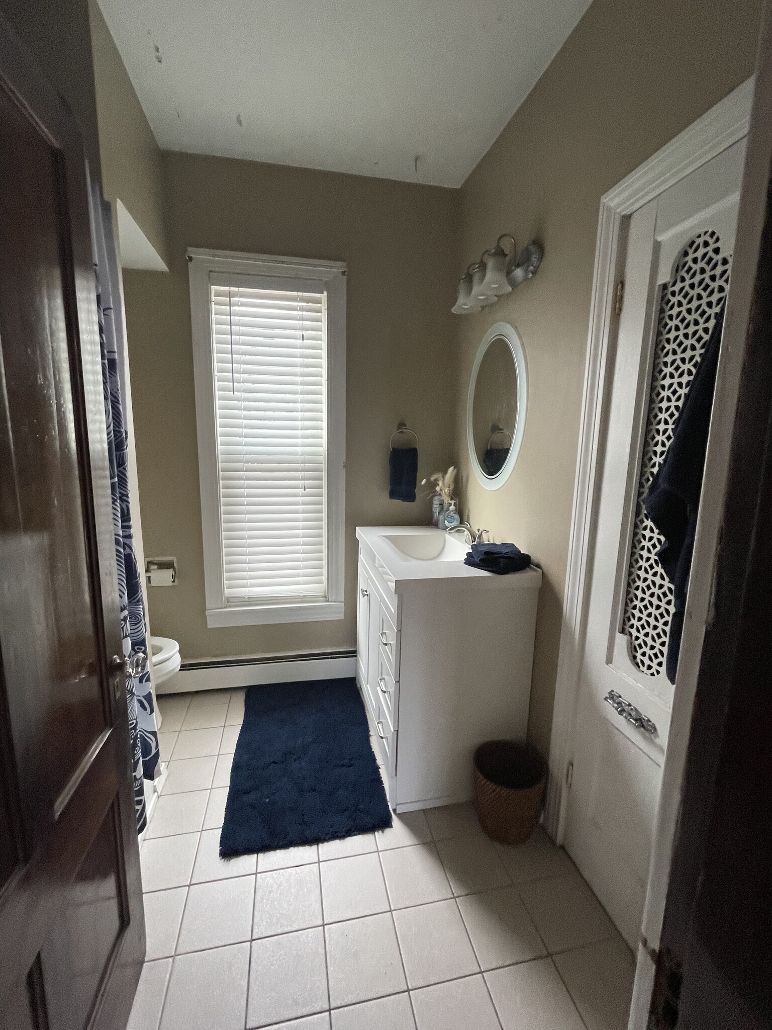 Full Bathroom - 395 Hanover St