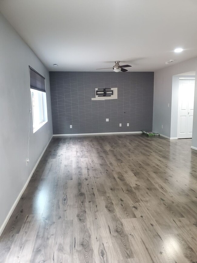 Building Photo - Beautiful home across from Shelton High School