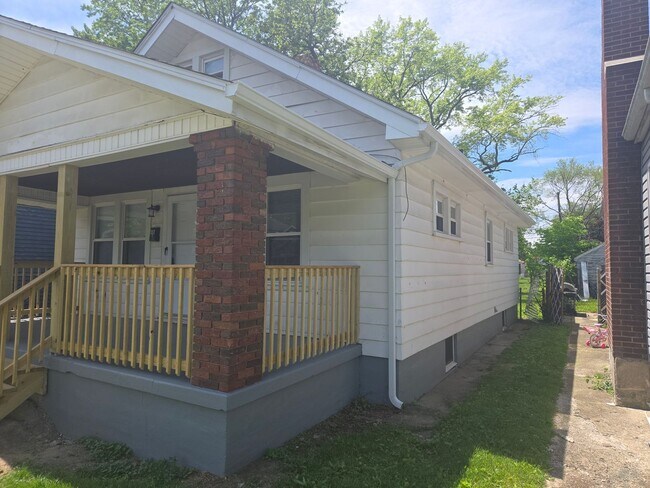 Building Photo - 3 Bedroom 1 Bathroom Single Family Cape Co...