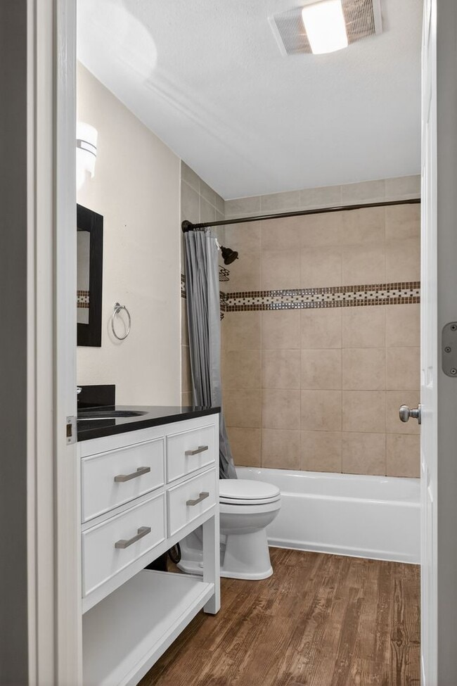 Building Photo - Condo / Apartment Unit