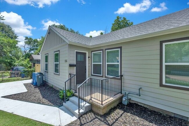 Building Photo - Move In Special! Stunning 3-Bedroom Home w...