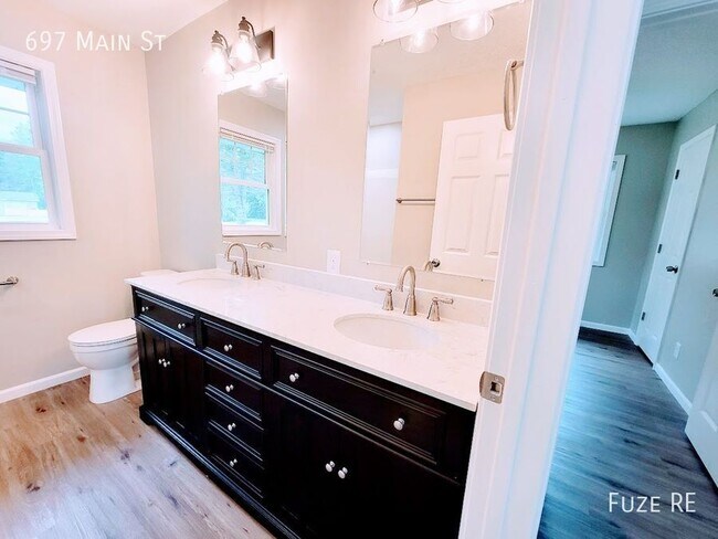 Building Photo - 697 Main St