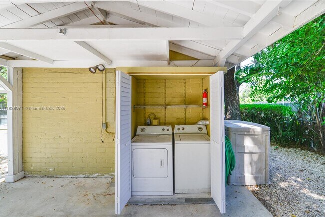 Building Photo - 6290 SW 70th St