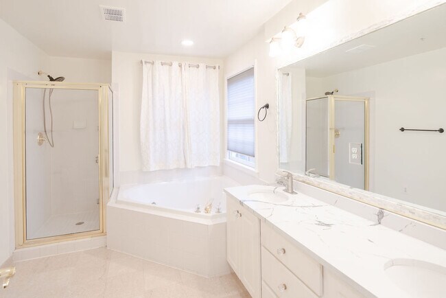 Building Photo - 719 N Vermont St