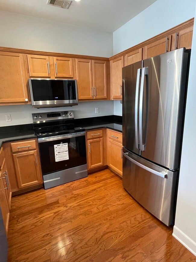 Building Photo - 2310 Elliott Ave