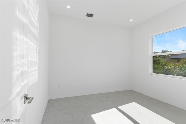 Building Photo - 1081 Desoto Blvd S