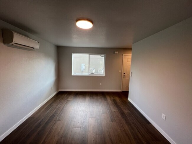 Building Photo - 2 BEDROOM/ 2 LEVELS TOWNHOME (Down the hill in front of Taco Bell in Phoenix Oregon)
