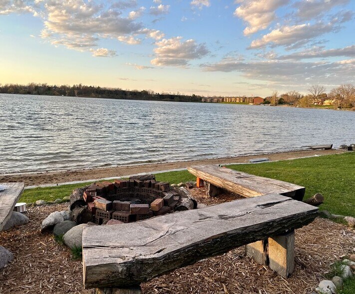 Building Photo - 1700 Hamilton Dr