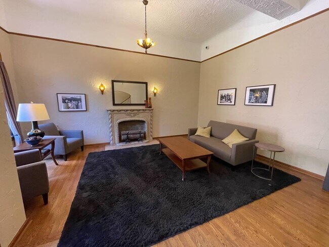 Building Photo - Prime Queen Anne Location | Spacious 1x1 w...