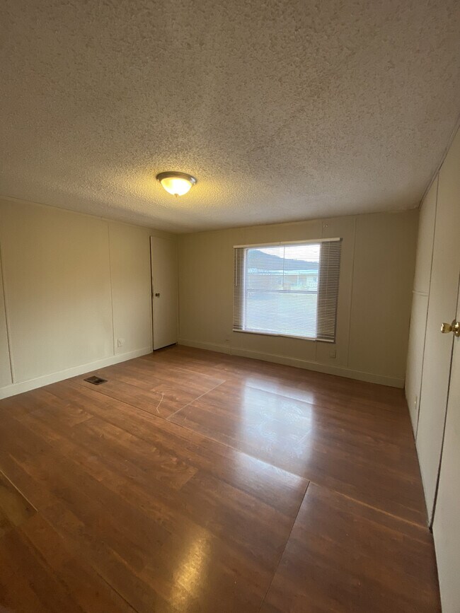 Building Photo - Mill Creek Properties