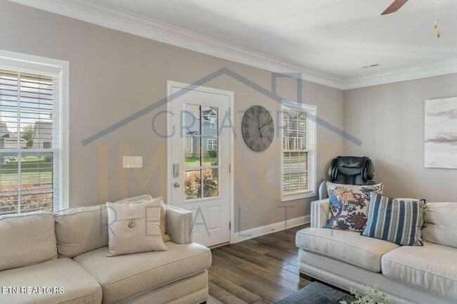 Building Photo - 129 Hackberry St