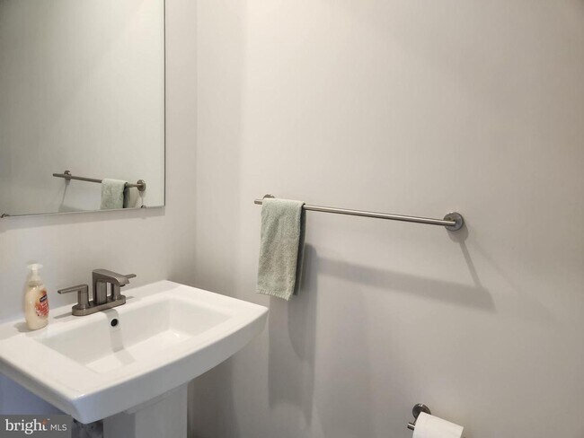 Building Photo - 377 Waterside Sq