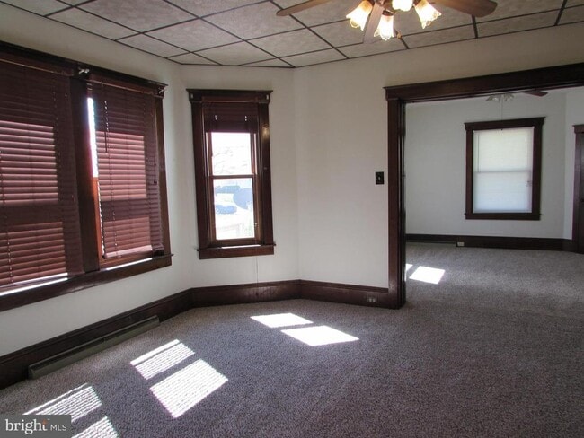 Building Photo - 33 N Kinzer Rd