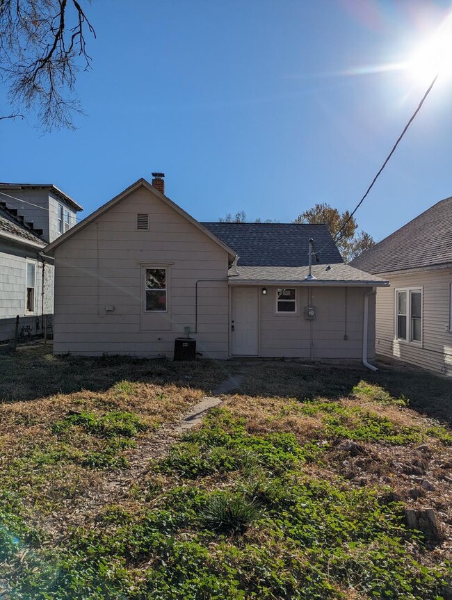 Building Photo - 2 Bedroom House Available