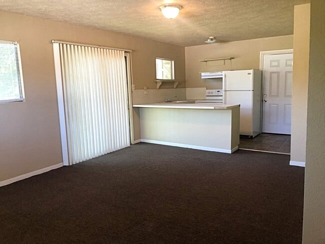 Building Photo - 735 Rosedale Dr