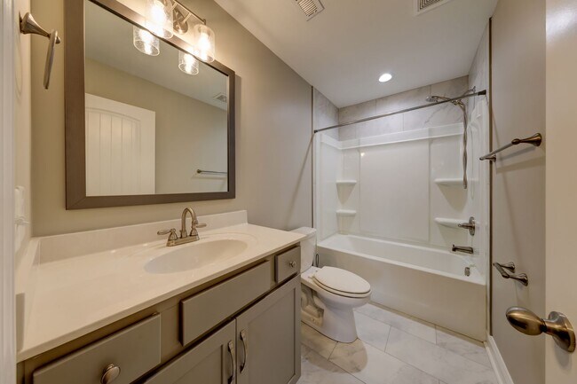 Building Photo - Sharp 3 bed 2 bath with Bonus room and nice fenced yard.