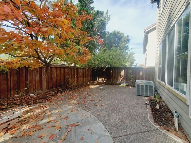 Building Photo - Large 4 bedroom 3 bath home in Pinole Shores