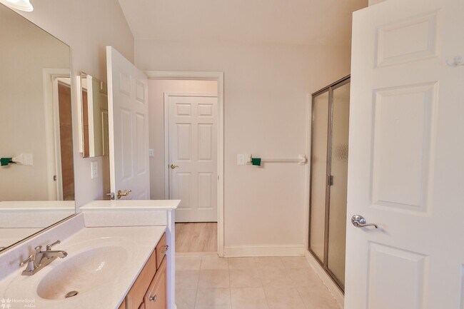 Building Photo - Beautifully maintained, energy-efficient f...