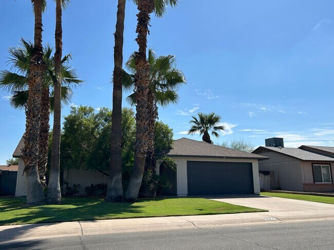 Building Photo - Low-Maintenance Living with Private Pool in Chandler