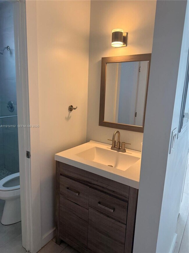 Building Photo - 900 SW 43rd Ave