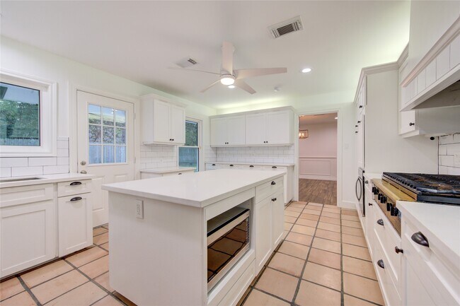 Building Photo - 8439 Westview Dr