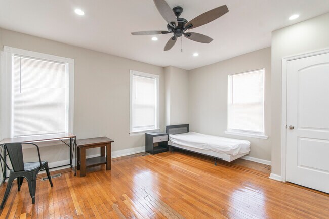 Building Photo - 917 W Duncannon Ave