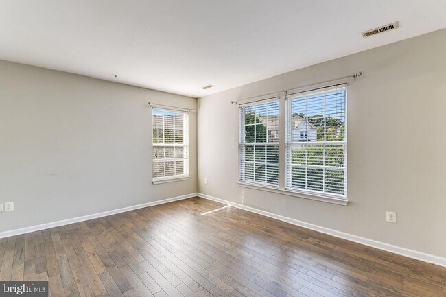Building Photo - 7742 Valley Oak Dr