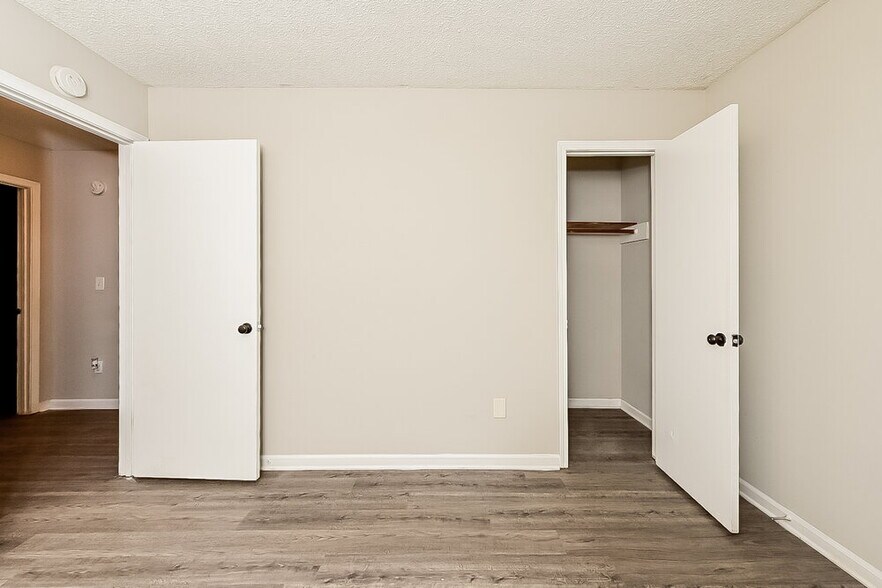 Building Photo - 400 Willow Ln