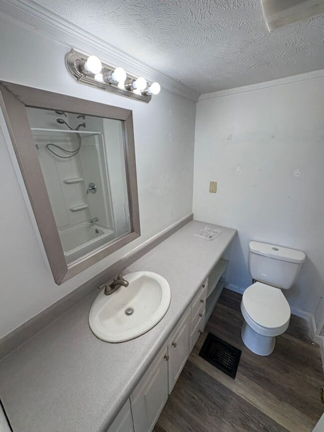 Building Photo - 420 W Old Andrew Johnson Hwy