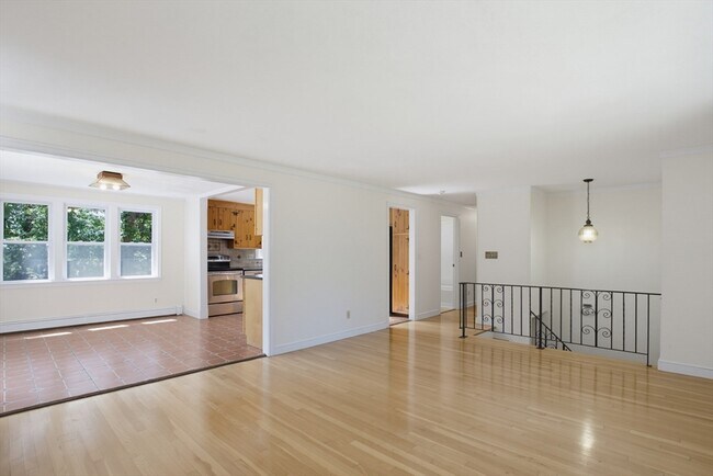 Building Photo - 37 Woodbury Rd