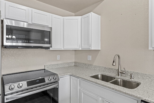 Building Photo - Updated 3-Bedroom Townhome with Private Ya...