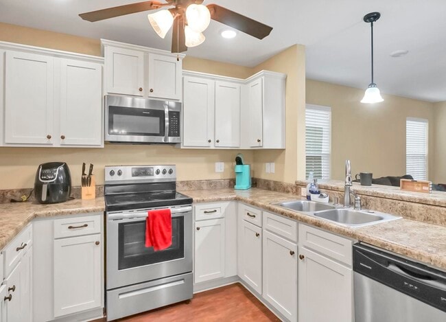 Building Photo - 220 Wainwright Dr