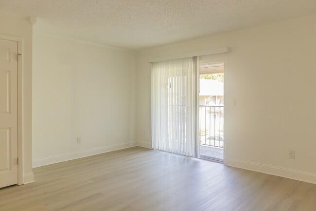 Building Photo - 3737 Loretto Rd