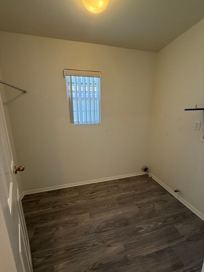 Building Photo - 3 bed, 2 1/2 bath home in gated Wood Ranch...