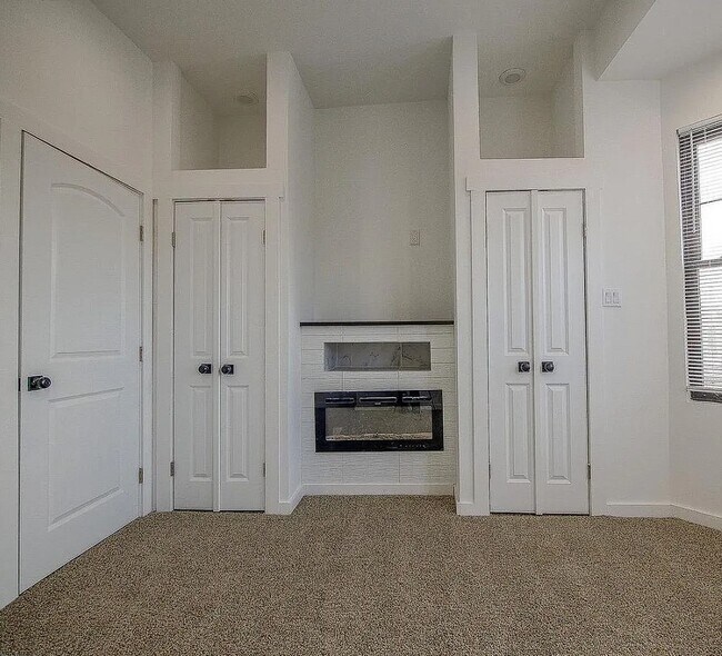 Building Photo - 913 S Yewdall St
