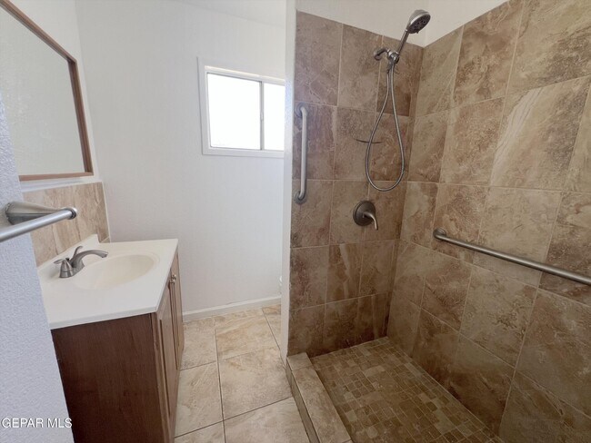 Building Photo - 10009 Jamaica St