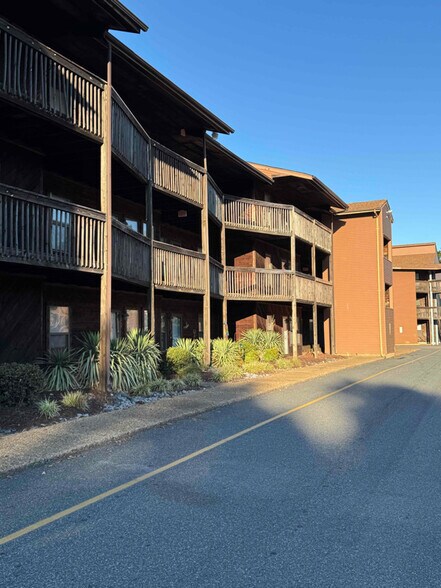 Building Photo - 8530 Tidewater Dr