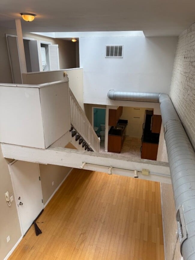 Building Photo - Bright Loft-Style 2-Bedroom in Center City...
